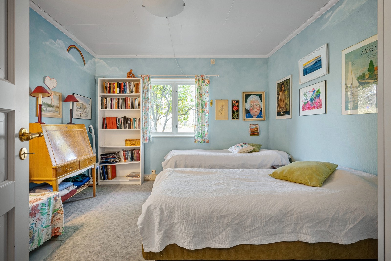 Soverom 2. Det er plass til dobbeltseng, kommode og garderobeløsning i alle rom. Galleribilde