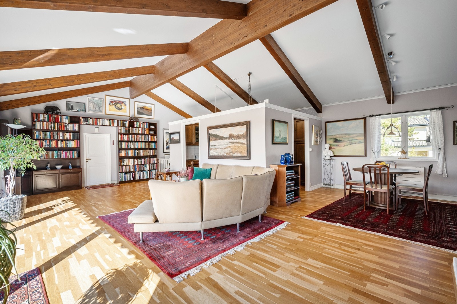 Stuen og spisestuen utgjør et lyst og luftig rom. Takket være store vindusflater fylles rommet rikelig med dagslys. Galleribilde