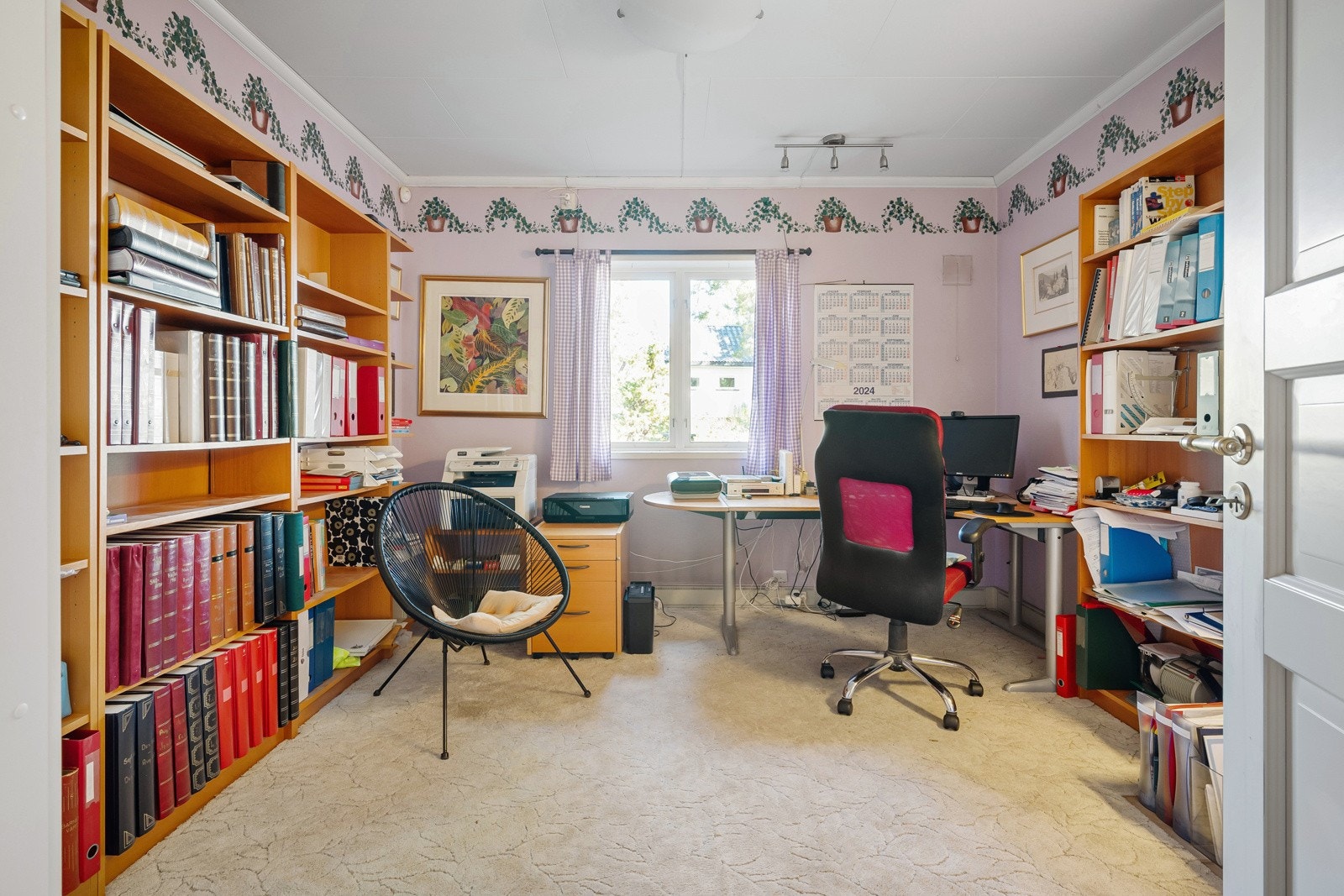 Soverom 3. Gulv av teppegulv, samt som soverom 2 & 3 har egen vask. Galleribilde