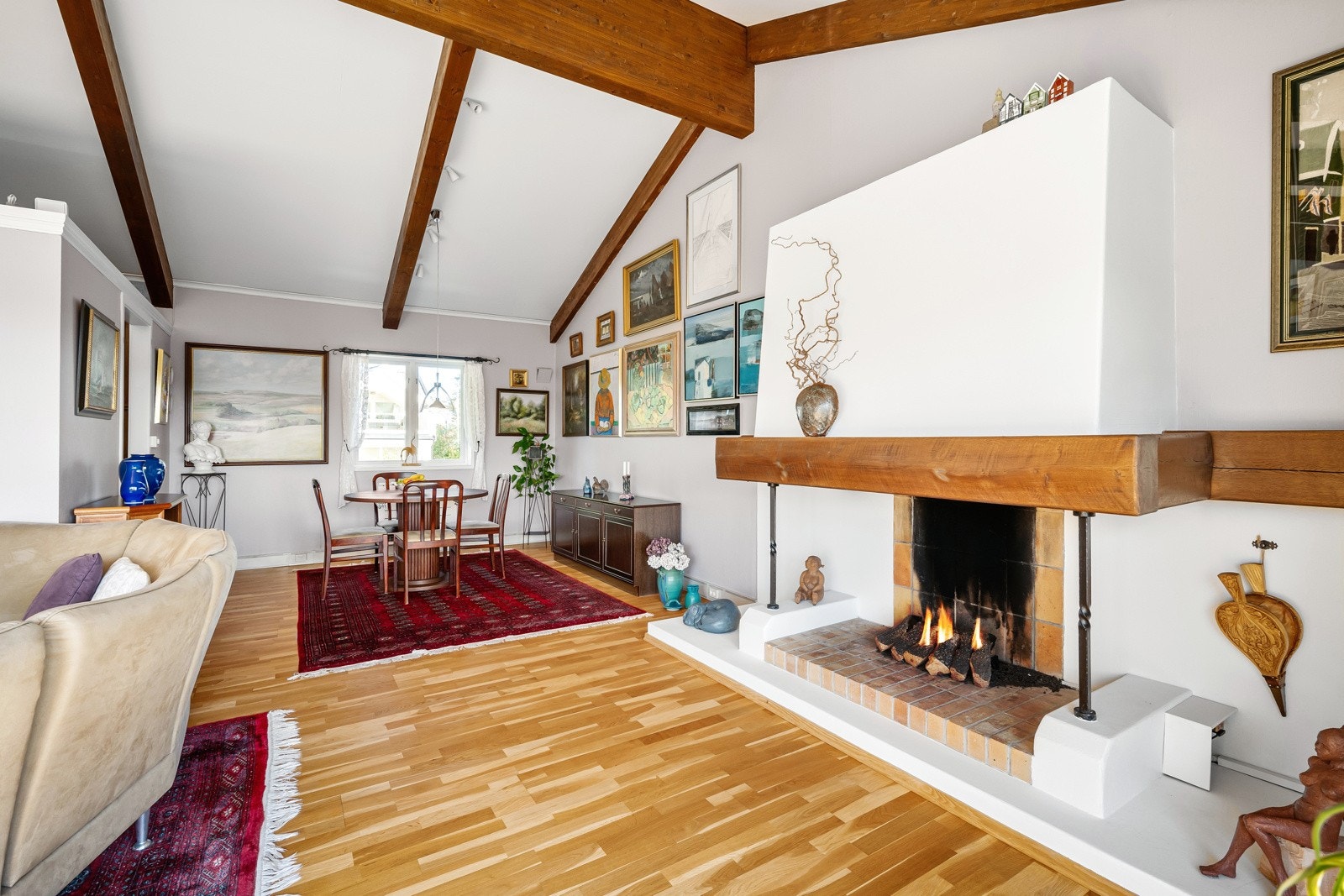 Stuen har åpen gasspeis som tilfører stuen en varm og lun atmosfære. Gassen er tilkoblet fra verandaen. Galleribilde