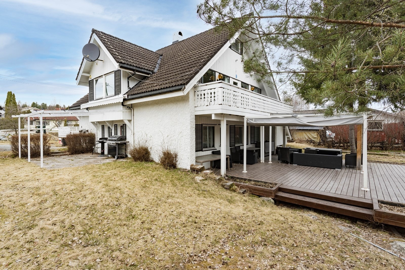 Eiendommen ligger i trivelige omgivelser i et etablert boligområde, like utenfor Vikersund sentrum. Galleribilde