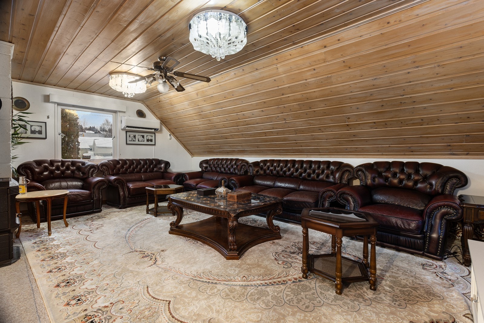 Boligen varmes opp med strøm og ved, og det er installert vedovn og varmepumpe i stuen. Galleribilde