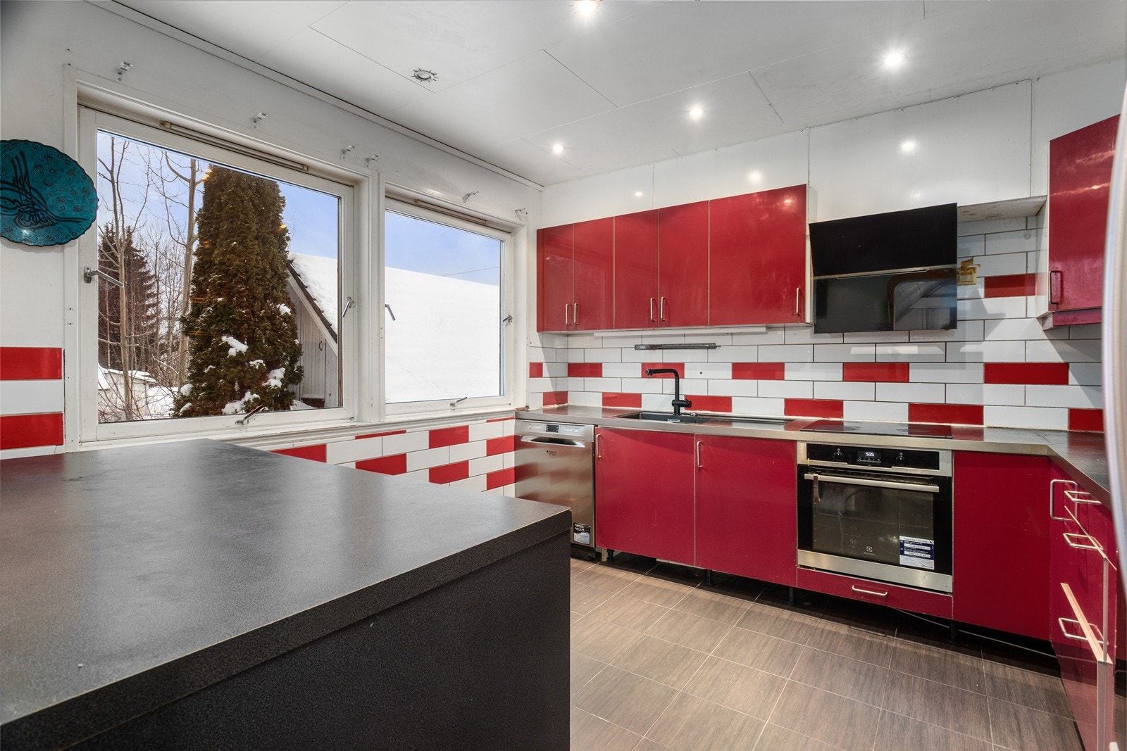 Kjøkkenet har innredning med glatte fronter og benkeplaten er av laminat. Galleribilde