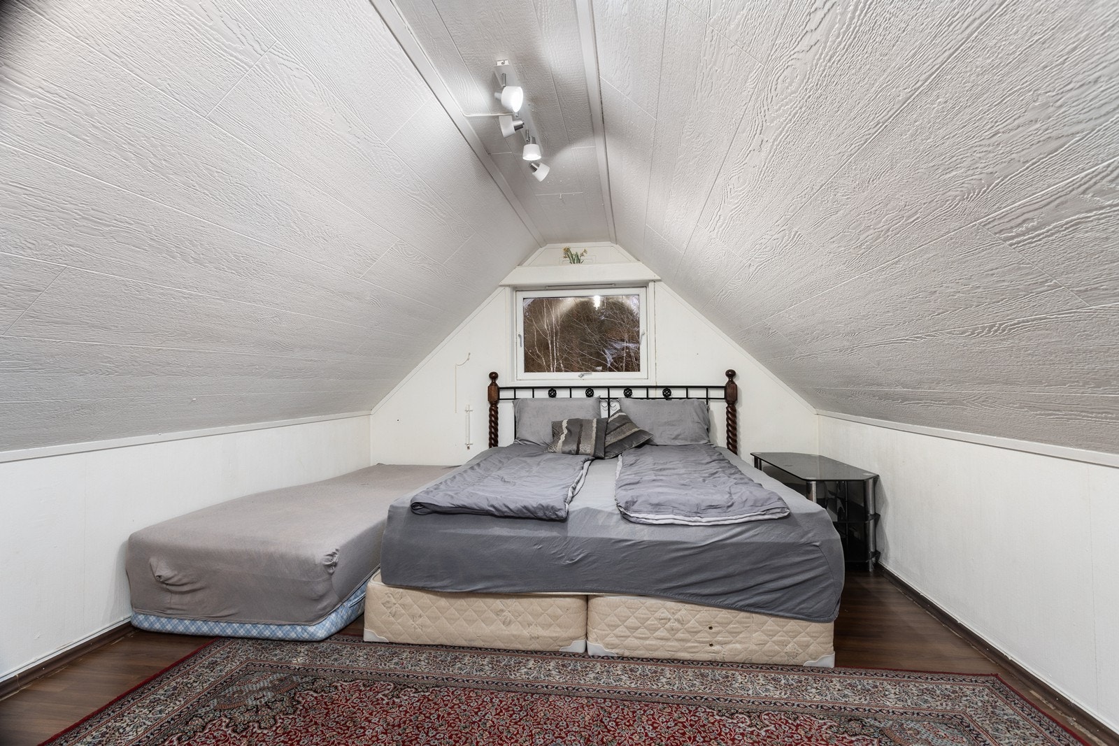 På loft er det et rom som i dag er innredet til soverom, men det gjøres oppmerksom på at rommet ikke er godkjent som rom for varig opphold. Galleribilde