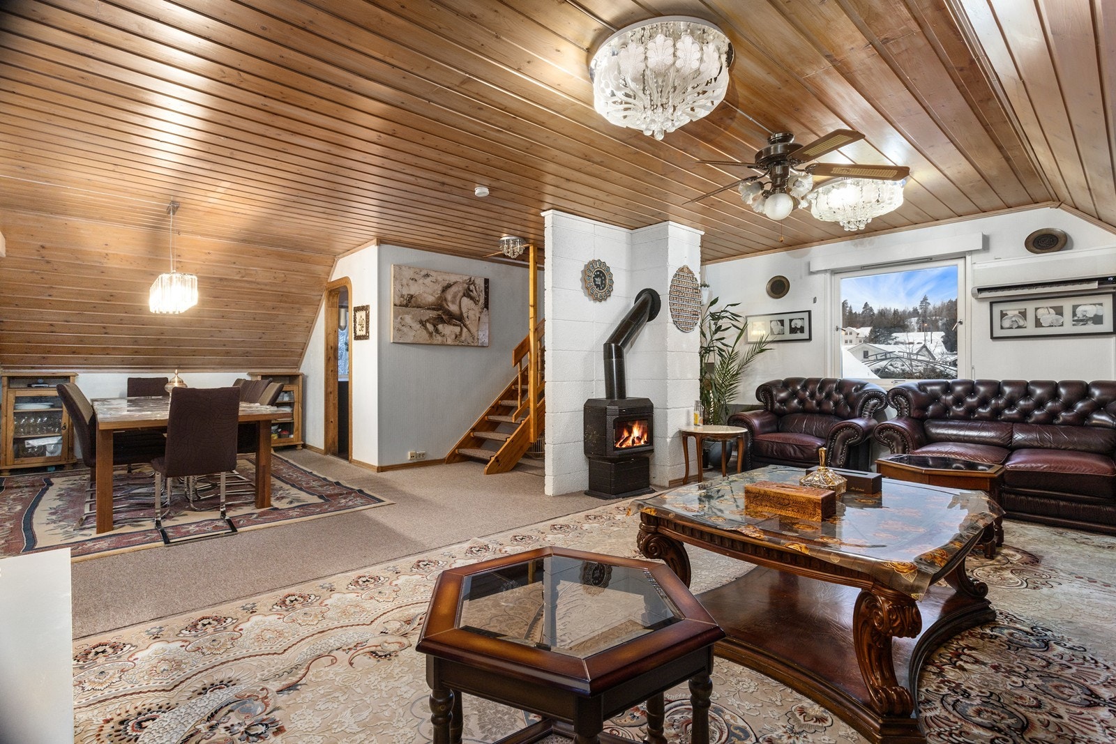 Stuen er romslig og har god plass til møblering av flere sittegrupper. Galleribilde