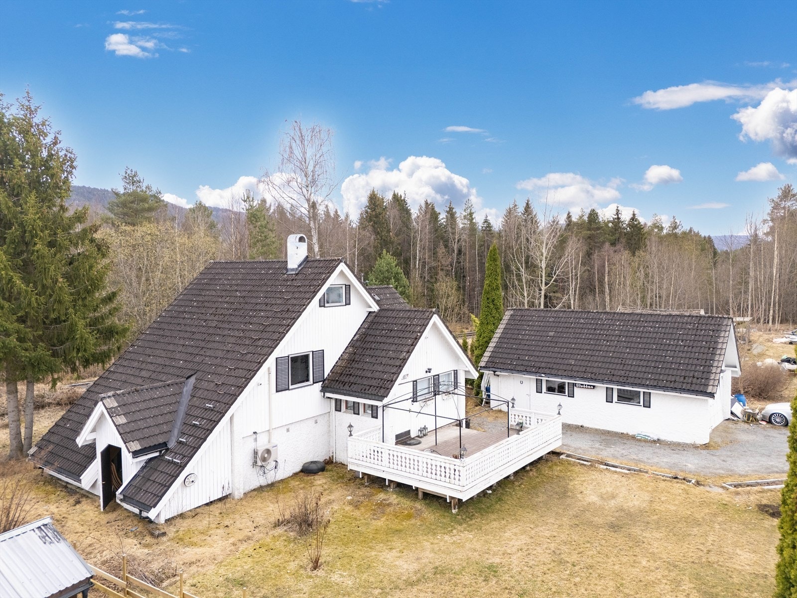 Sentrumsnær enebolig med garasje i etablert boligområde. Galleribilde