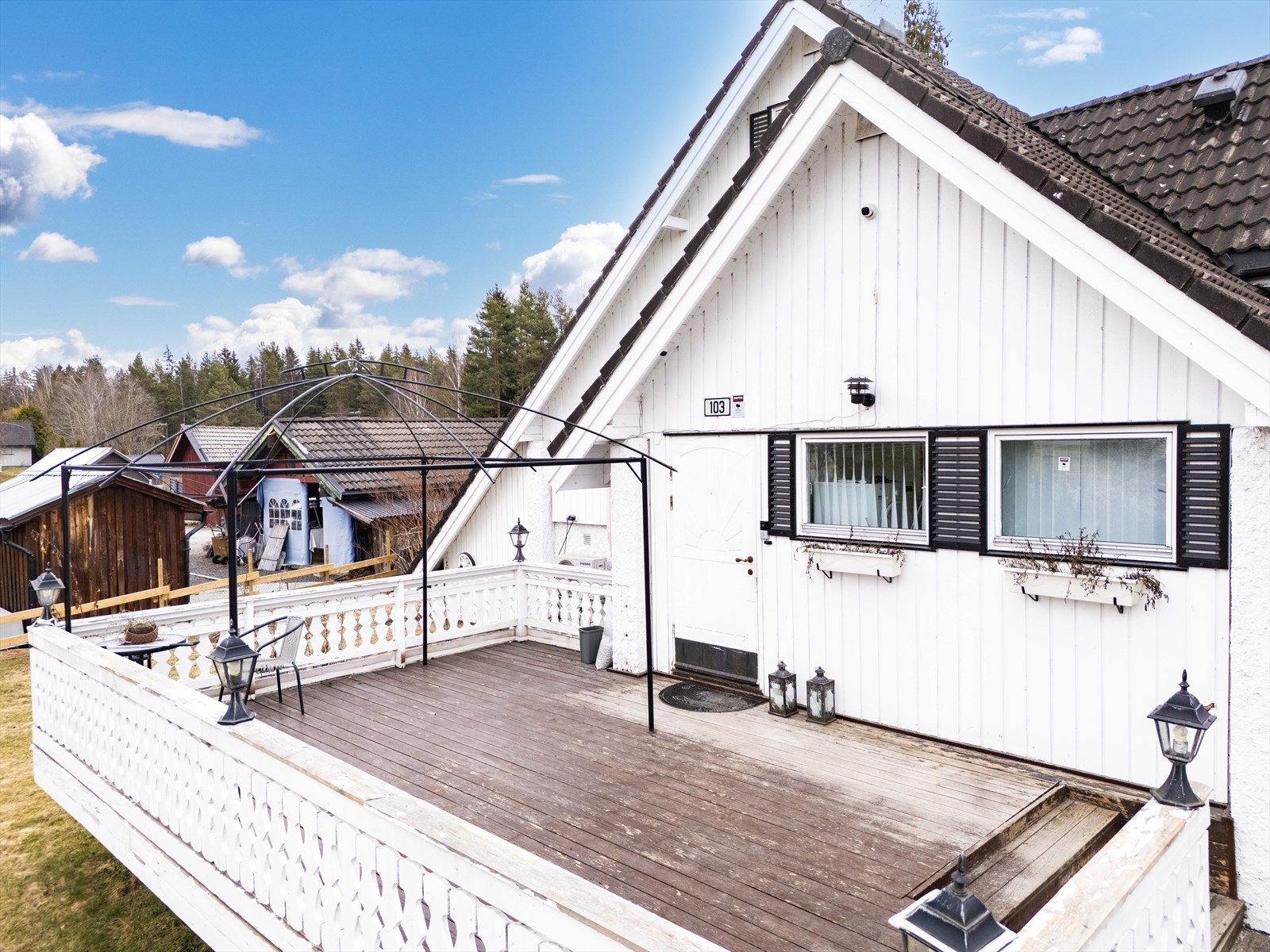 Boligen har store terrasser på både frem- og baksiden. Galleribilde