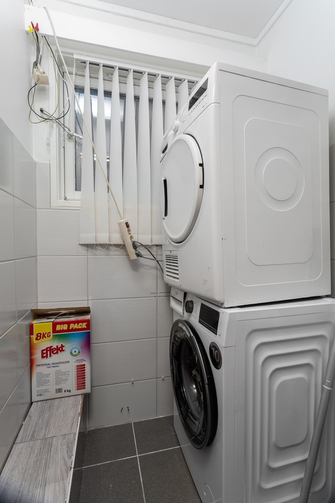 Praktisk bod/vaskerom med opplegg for vaskemaskin. Galleribilde