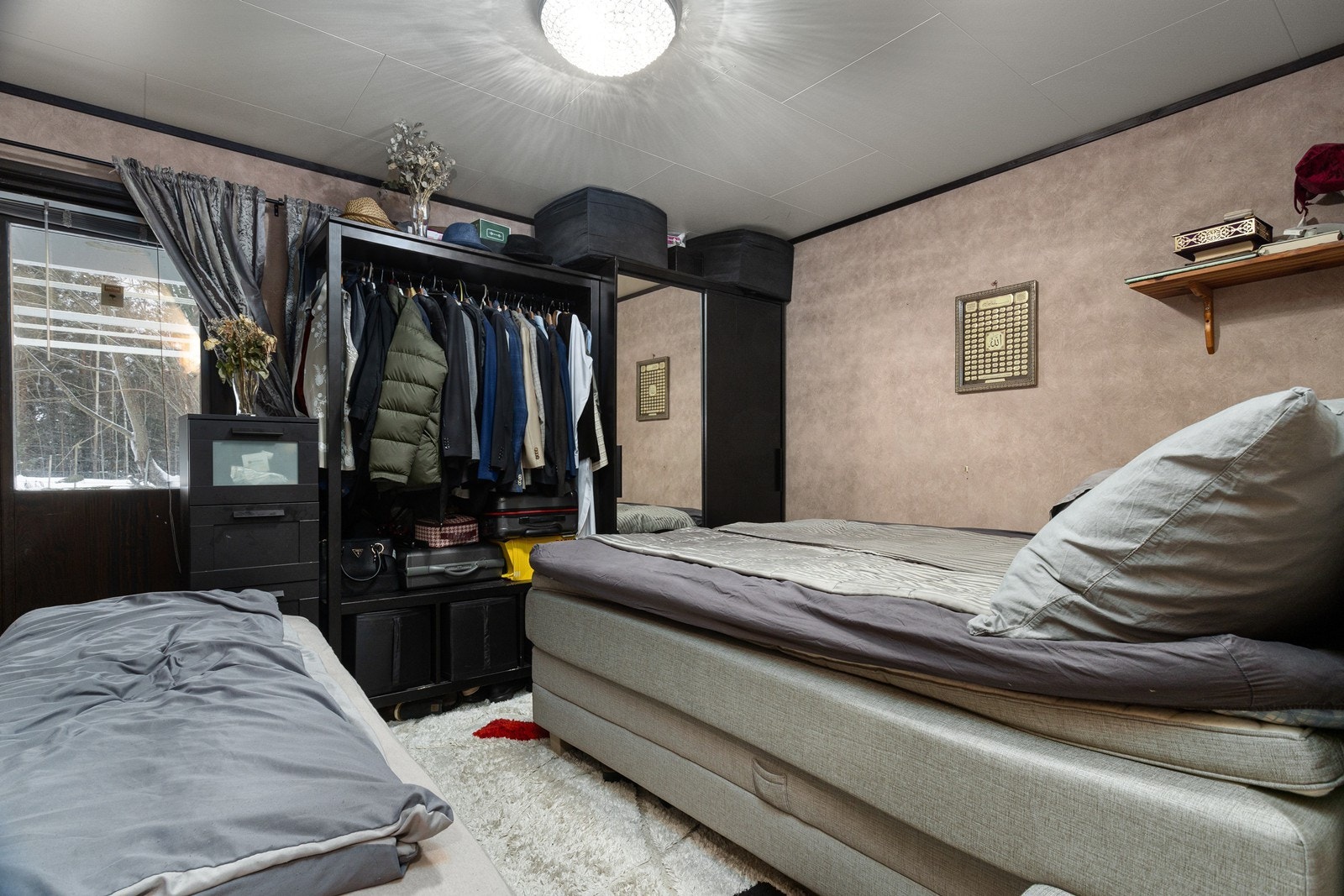 Hovedsoverommet gir plass til møblering av dobbeltseng og garderobeskap. Galleribilde