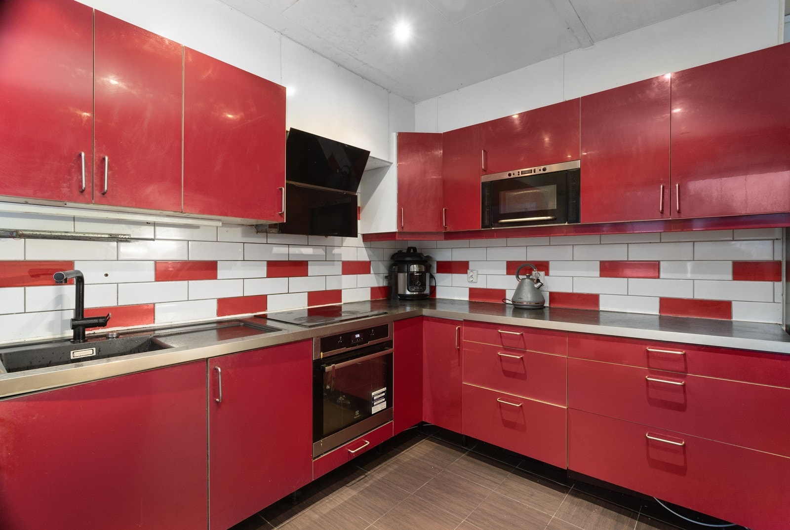 Innredningen har godt med oppbevaring i skuffer og skap. Galleribilde