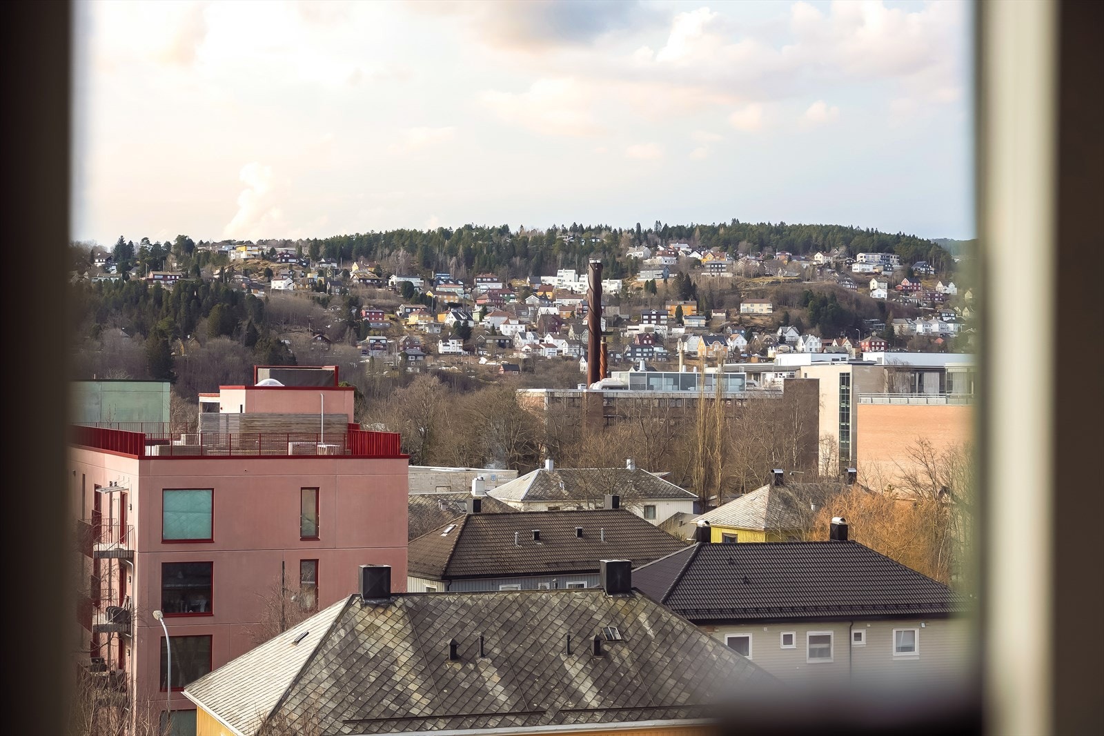 Vestvendt utsikt mot Byåsen fra kjøkkenvinduet. Galleribilde