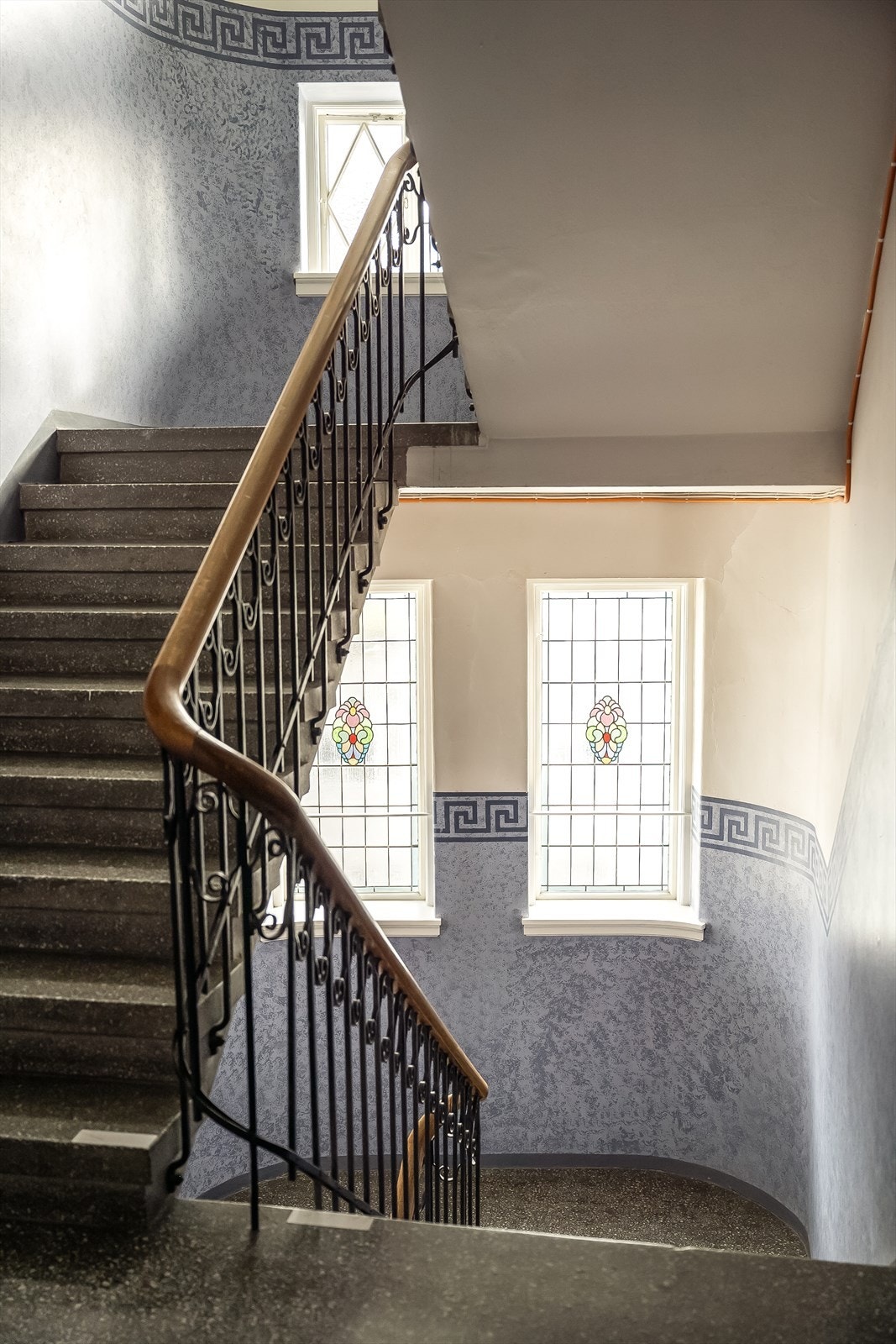 I 2021 ble vinduene i trappeoppgangen restaurert, og taket i hovedtrappeløpet samt portrommet ble malt. Galleribilde