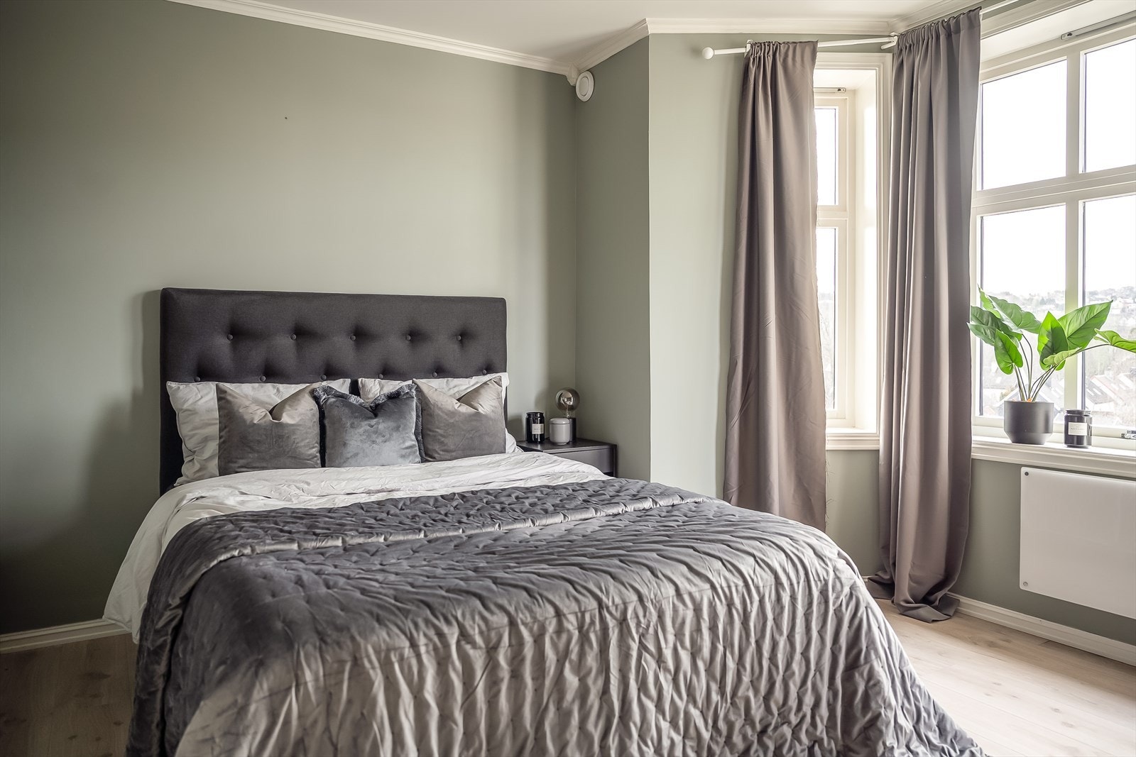 Soverommet har et karnapp som gir rikelig med naturlig lys og en eksepsjonell romfølelse. Galleribilde