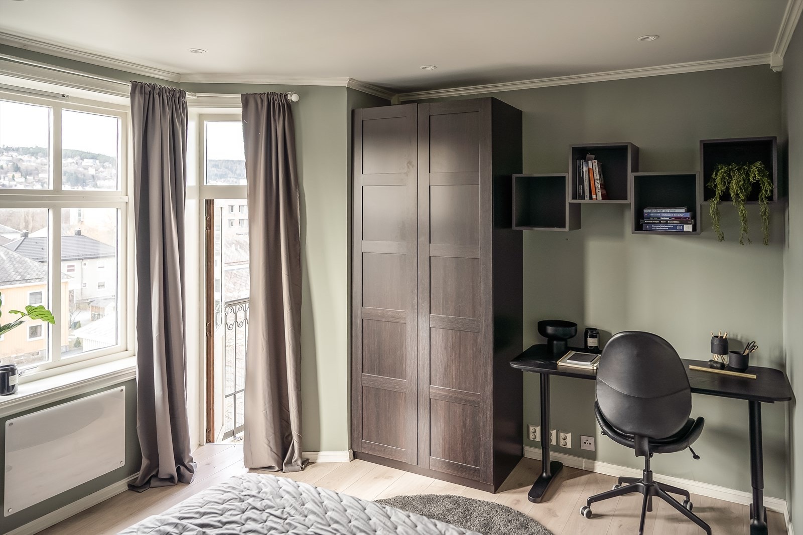 Leiligheten har tre soverom, hvorav to ligger oppe og ett nede. Galleribilde