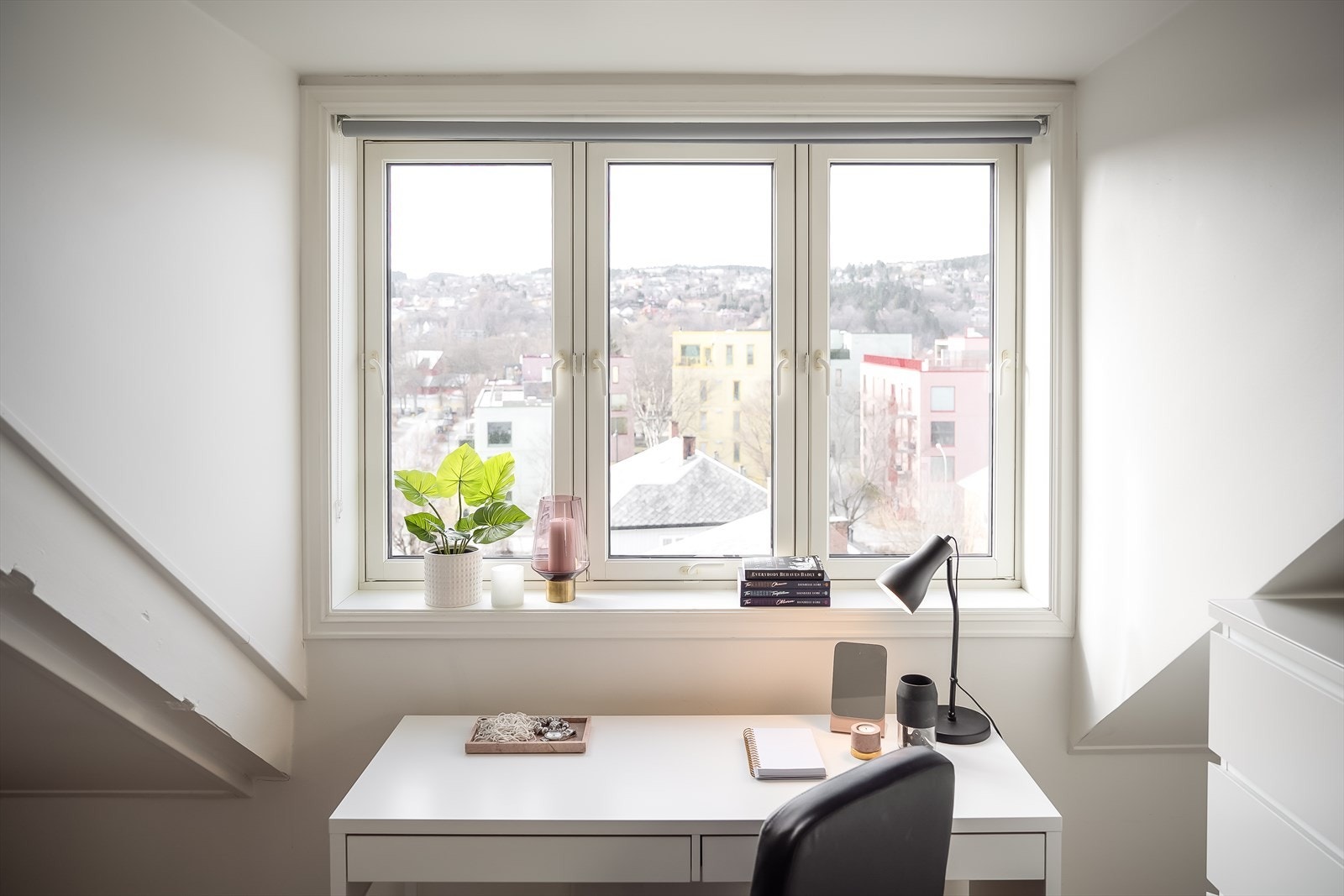 Som typisk for en bygård, har leiligheten dype vindusposter. Galleribilde