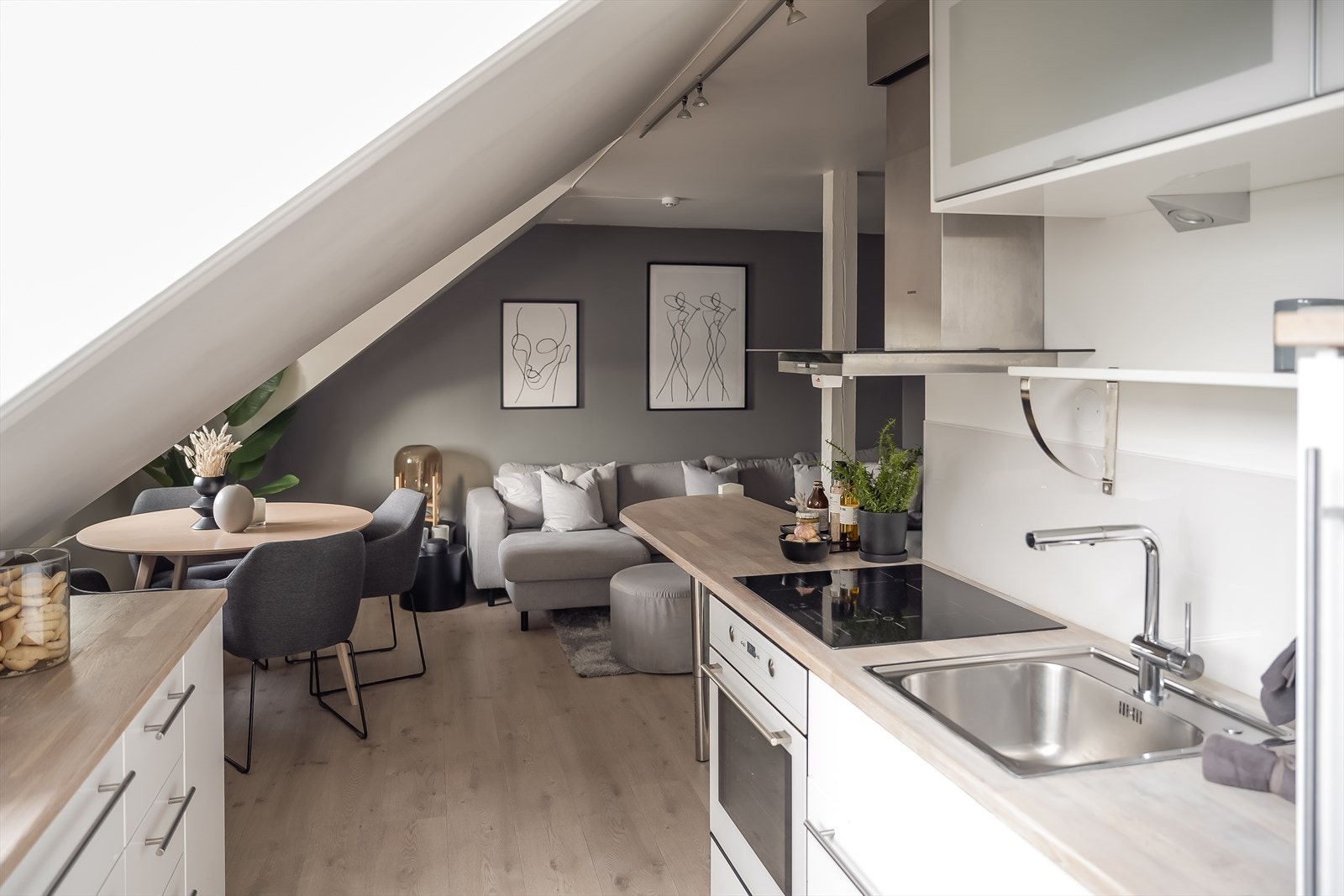 I 2021 ble det også montert nye taknedløp for bedre vannavledning, og ventilasjonsrør ble ført over taket for forbedret luftstrøm. Galleribilde