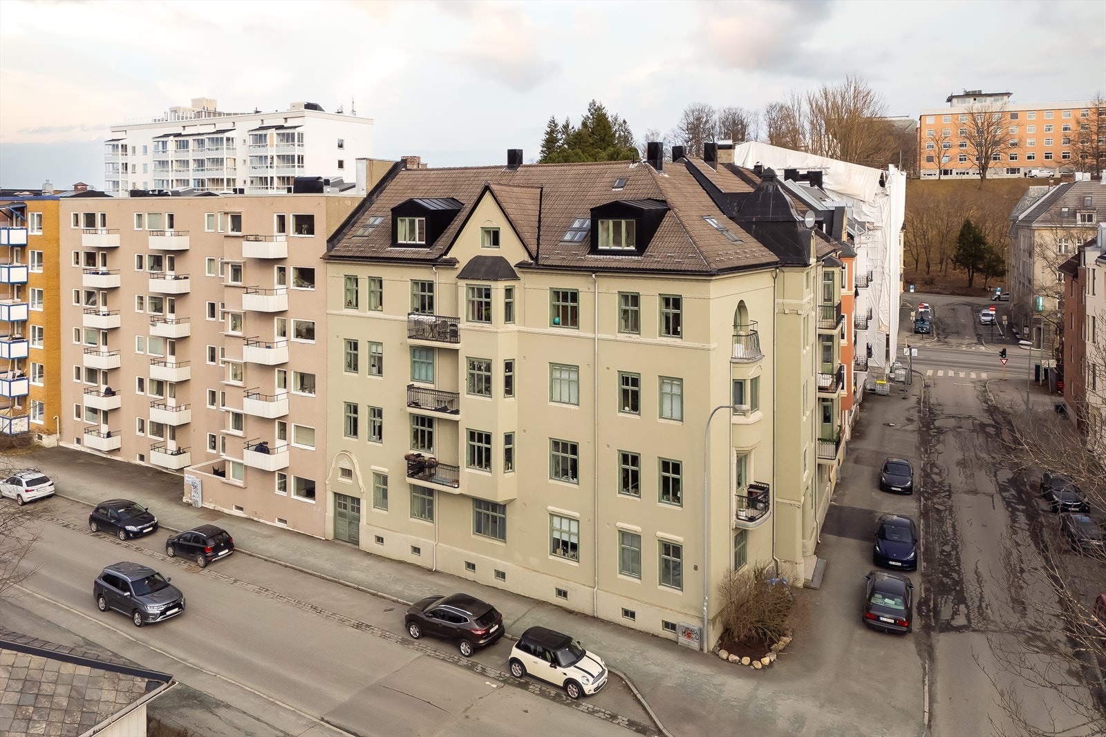 I 2021 gjennomførte sameiet en omfattende rehabilitering på bygget som omfattet fasadearbeid, balkongfornyelse, takrehabilitering, vindusrestaurering, trappeoppgangsarbeid, samt utbedring av brannsikringstiltak. Galleribilde