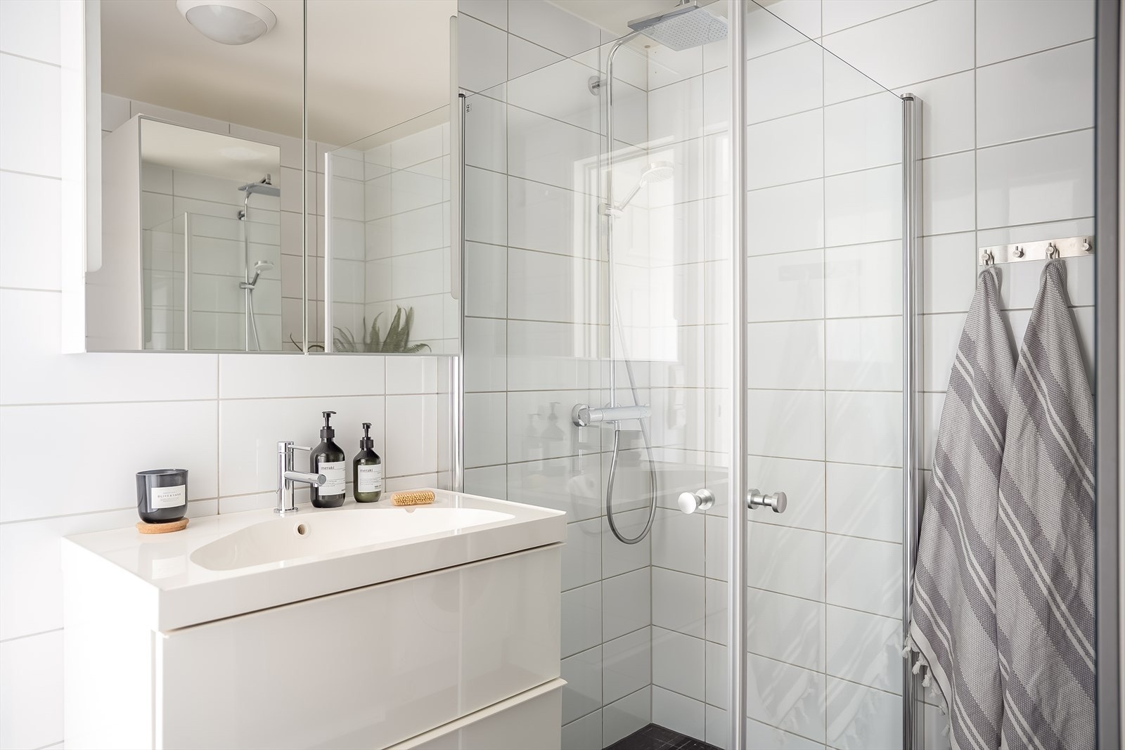 Stilrent og flislagt bad på 4,5 m² fra 2014. Galleribilde