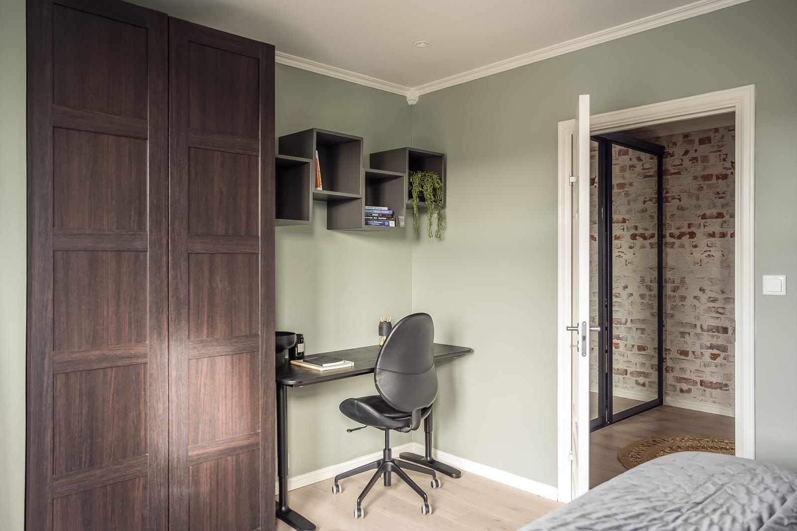 Soverommet er utstyrt med praktisk garderobeskap for oppbevaring av klær. Denne medfølger handelen. Galleribilde