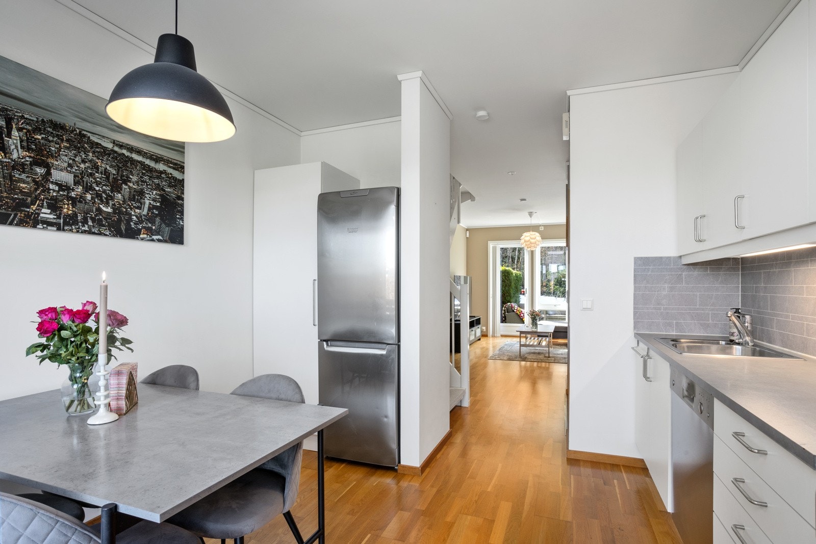 Kjøkken med plass til spisebord. Galleribilde