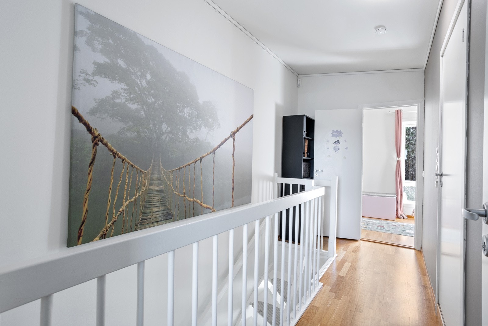 I andre etasje er det soverom og bad. Galleribilde