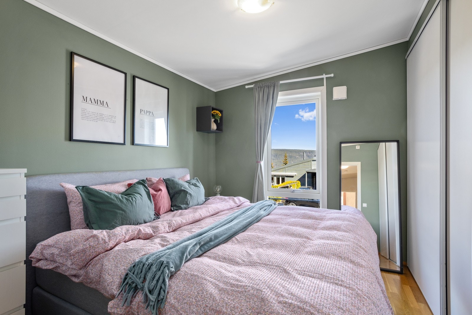 Hovedsomerom med god plass til dobbeltseng - her er det innebygget skyvedørsgarderobe. Galleribilde