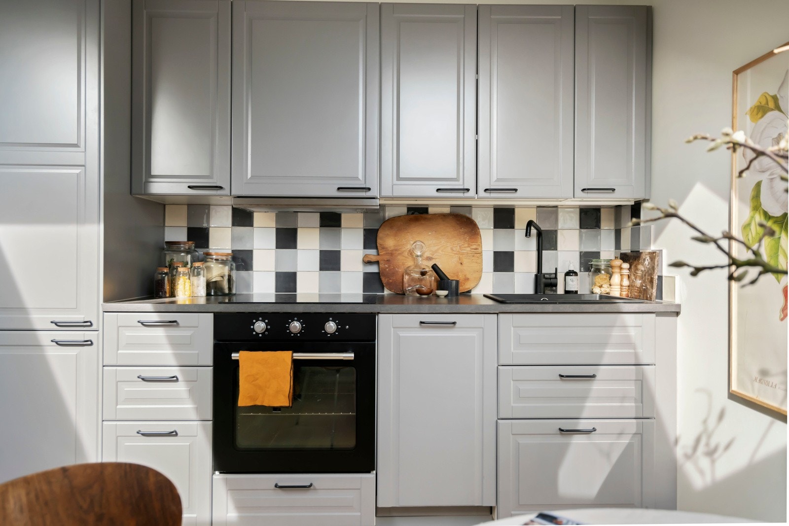 Gode oppbevaringsmuligheter og integrerte hvitevarer gir god arbeidsflyt på kjøkkenet. Galleribilde