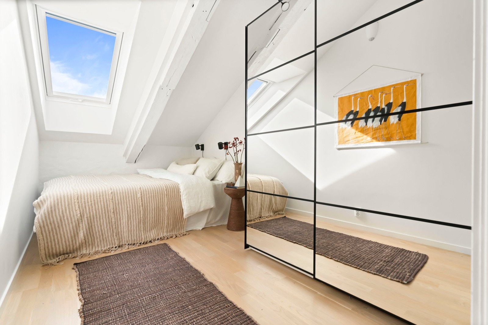 Soverommet kan skilte med gode oppbevaringsmuligheter og plass til dobbeltseng. Galleribilde