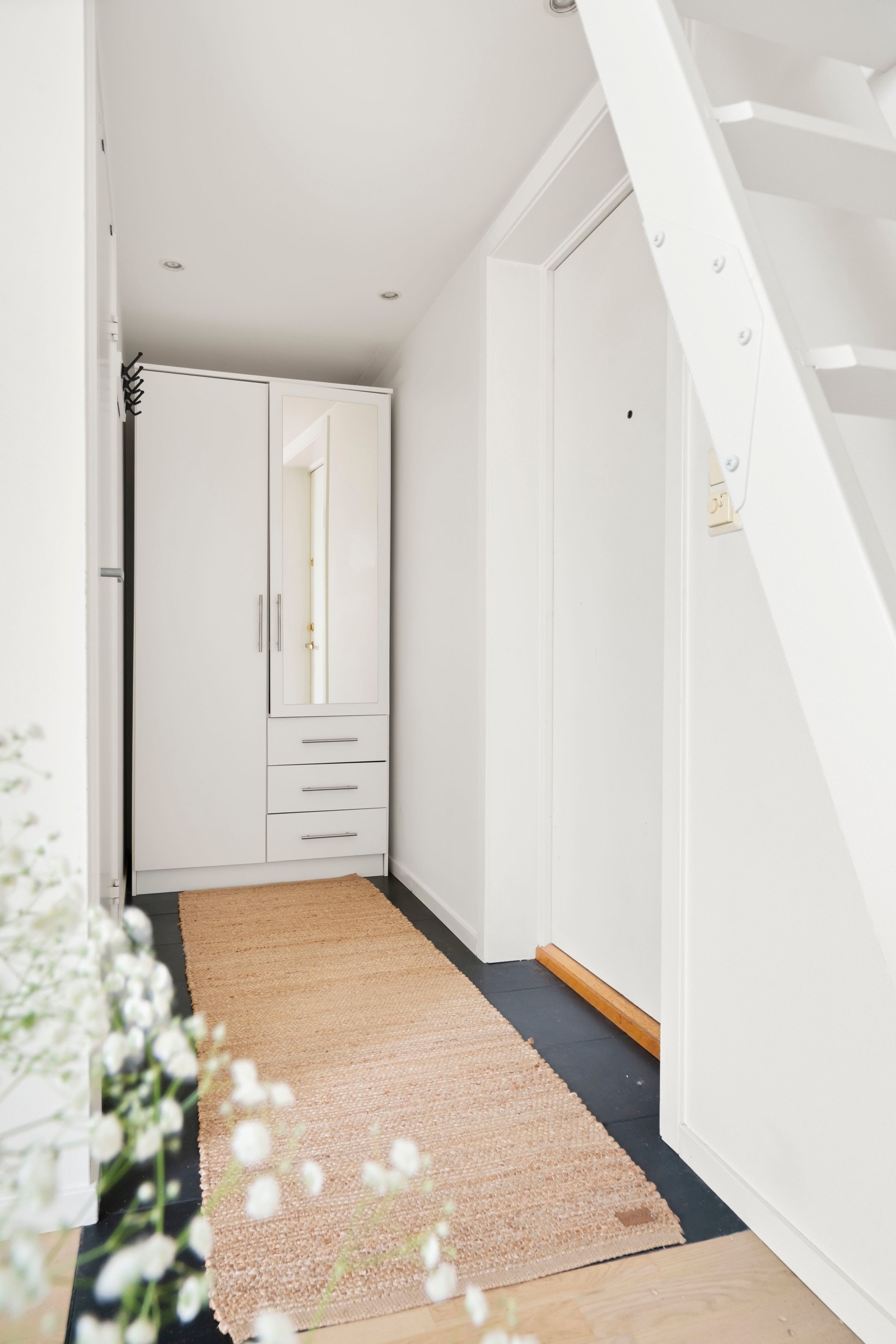 Innbydende entré med flislagt gulv, downlights i himlingen og medfølgende garderobeskap gir et godt førsteinntrykk av leiligheten. Galleribilde