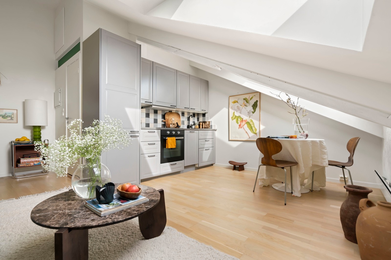 Stuen og kjøkkenet smelter sømløst sammen i en åpen og sosial løsning. Galleribilde