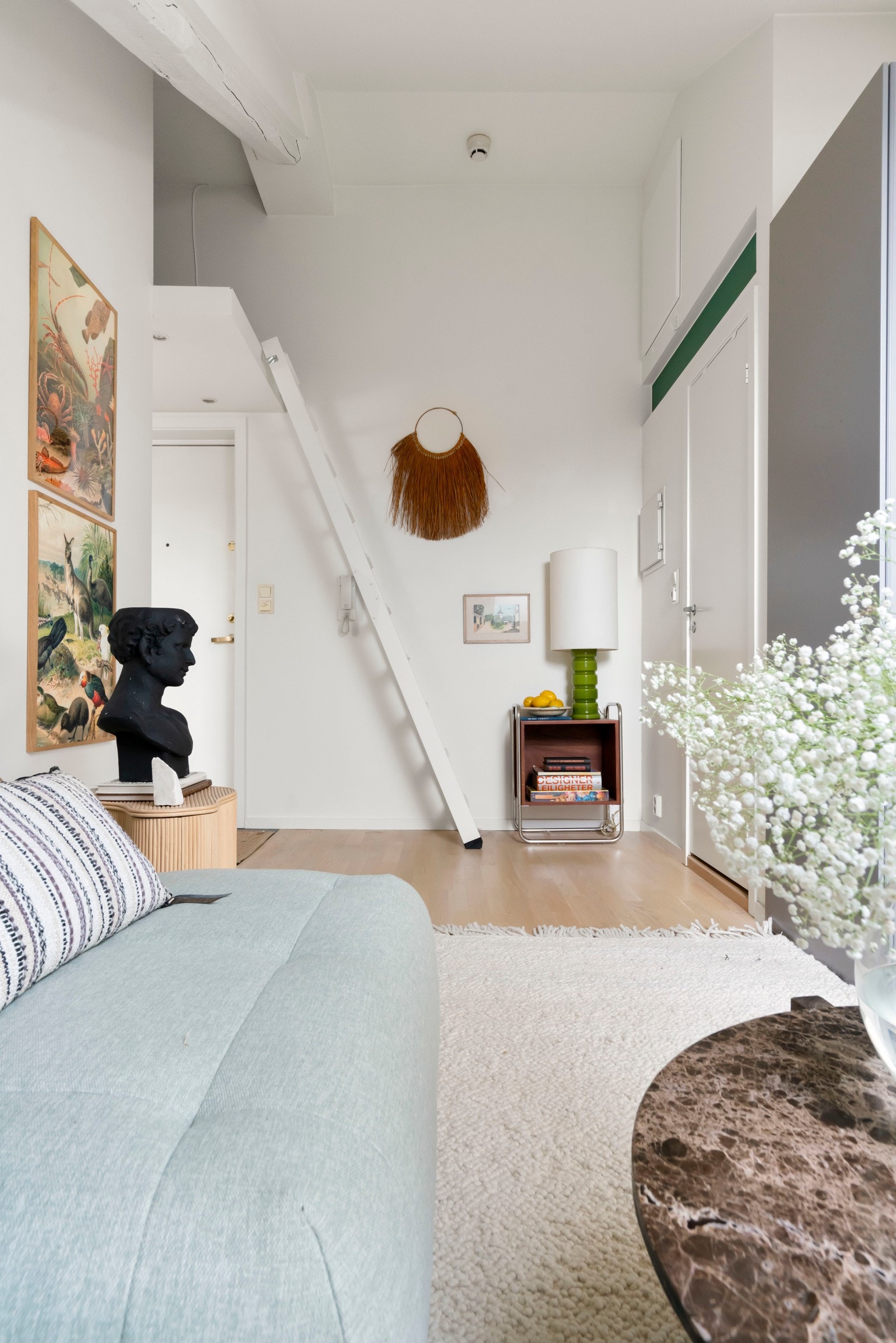 Over entréen finner du en praktisk hems som gir boligen et ekstra soverom. Galleribilde