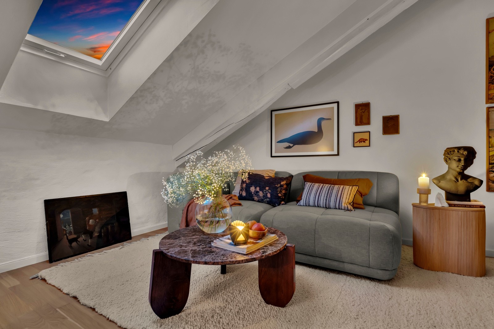 Når solen går ned, skapes en lun og koselig atmosfære i stuen. Galleribilde