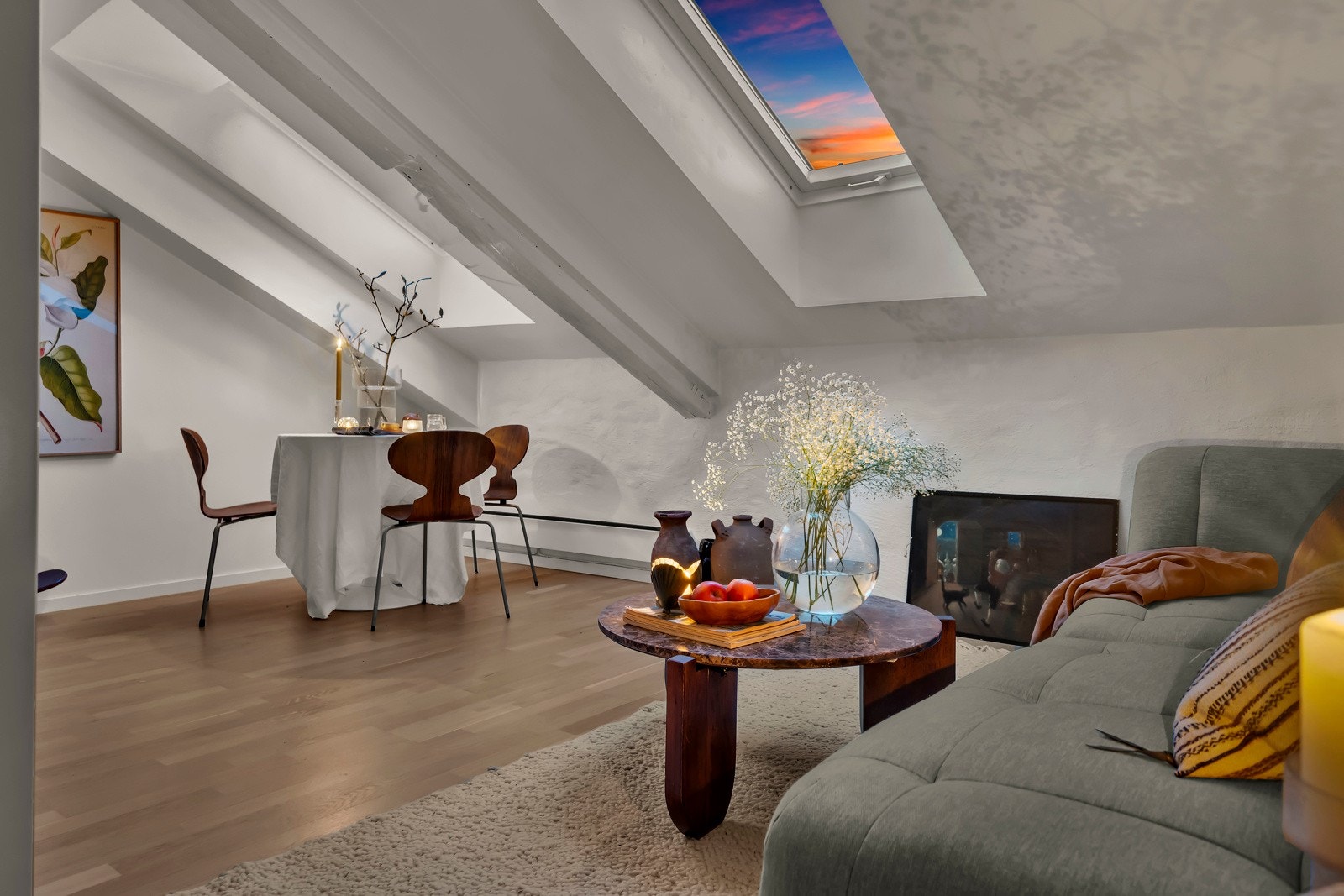 Sjelfulle detaljer som hvitmalte bjelker i tak, kombinert med murvegg og takvindu gir den rustikke sjarmen. Galleribilde