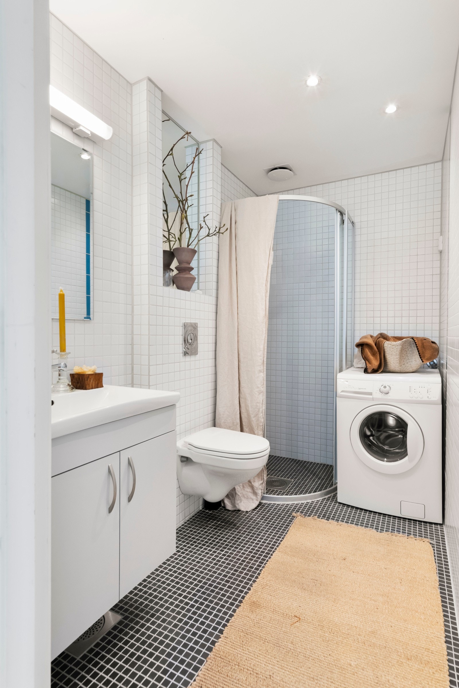 Badet har varme i gulv samt opplegg for vaskemaskin og tørketrommel. Galleribilde