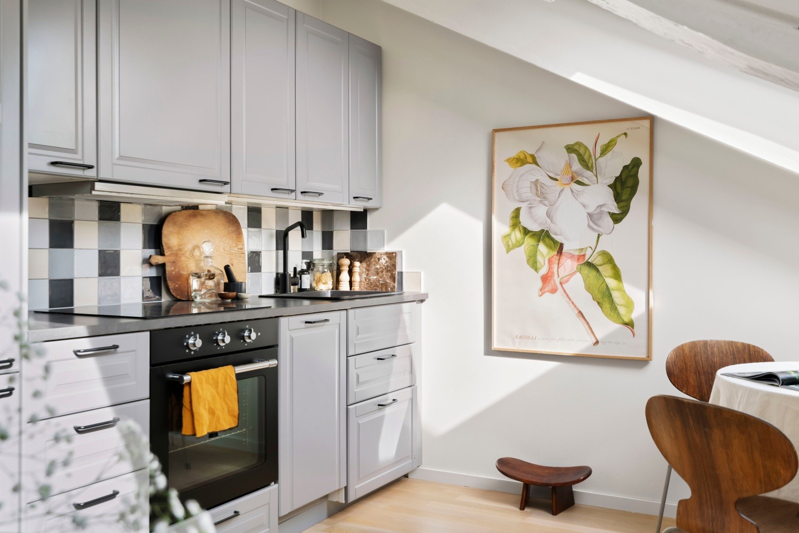 Kjøkkenet fra 2023 kombinerer klassisk uttrykk med moderne løsninger, og innbyder til kokkelering. Galleribilde