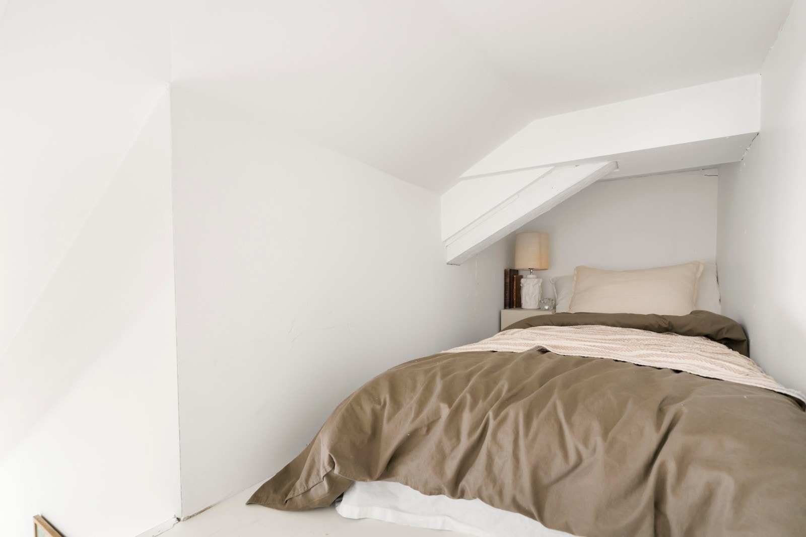 Hemsen har flere bruksmuligheter enn bare soving. Her kan man lese bok i fredfulle omgivelser Galleribilde