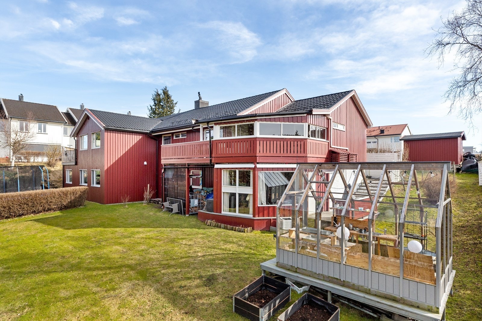 Her får du en eneboligkvaliteter som skjermet beliggenhet, opparbeidet tomt og flotte uteområder. Galleribilde