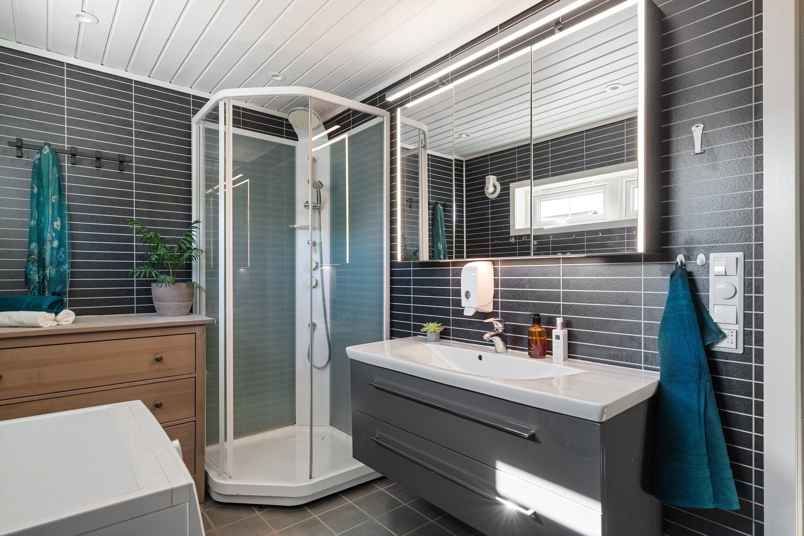 Badet er utstyrt med gulvvarme og ferdig opplegg for vaskemaskin. Galleribilde