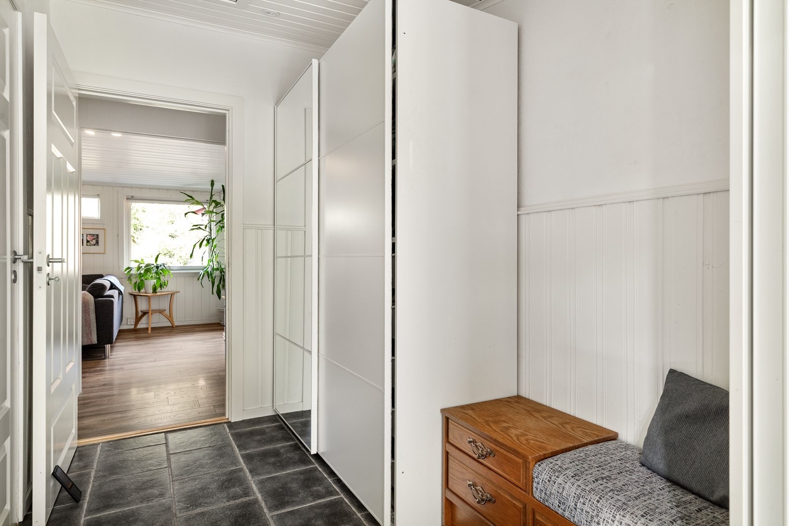 Entré med god plass til oppbevaring av sko- og yttertøy. Galleribilde