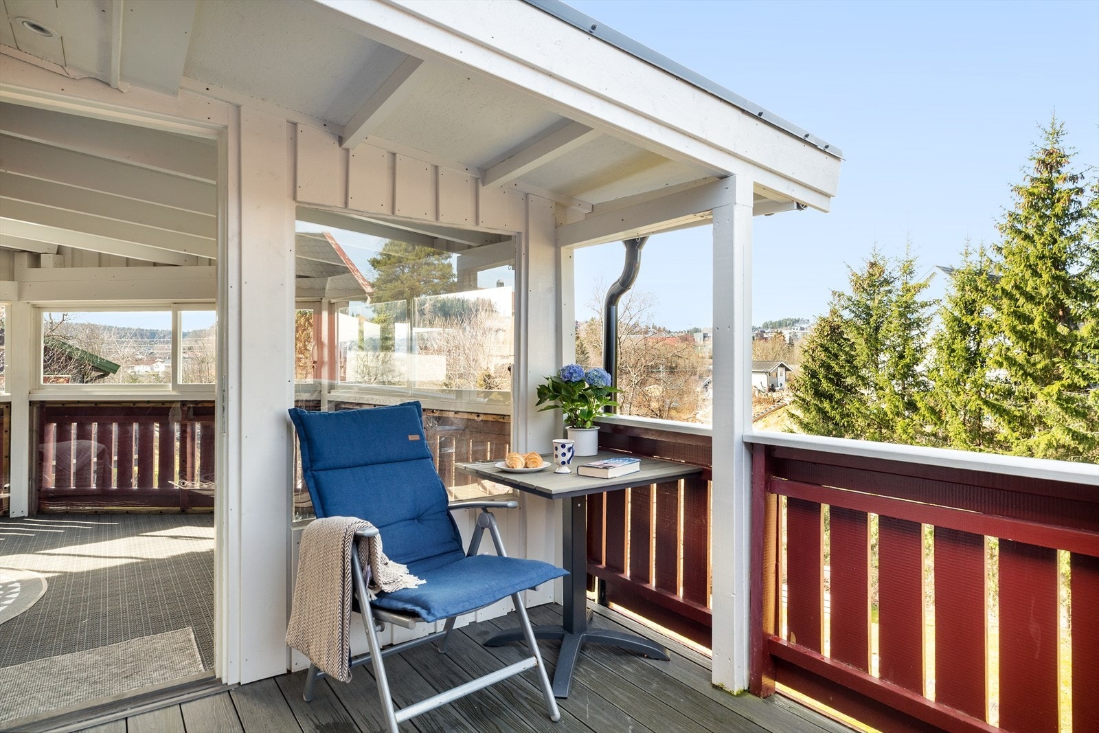 Deler av balkongen er i senere tid overbygd og innglasset. Verandaen er på 10,5 m² og den delen som er innglasset er 14m². Galleribilde