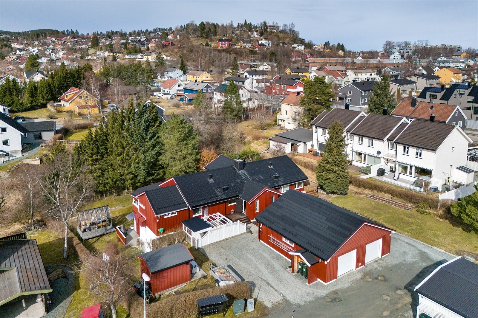 Tomannsboligen byr på dobbelgarasje som deles med nabo, gode solforhold og ikke minst nærhet til "alt" du trenger i hverdagen. Galleribilde