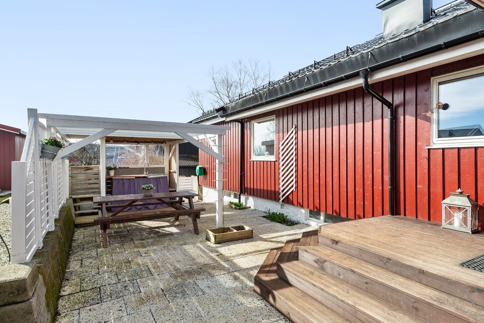 På framsiden av boligen er det etablert et flott utekjøkken hvor du har gode solforhold på dagtid. Galleribilde