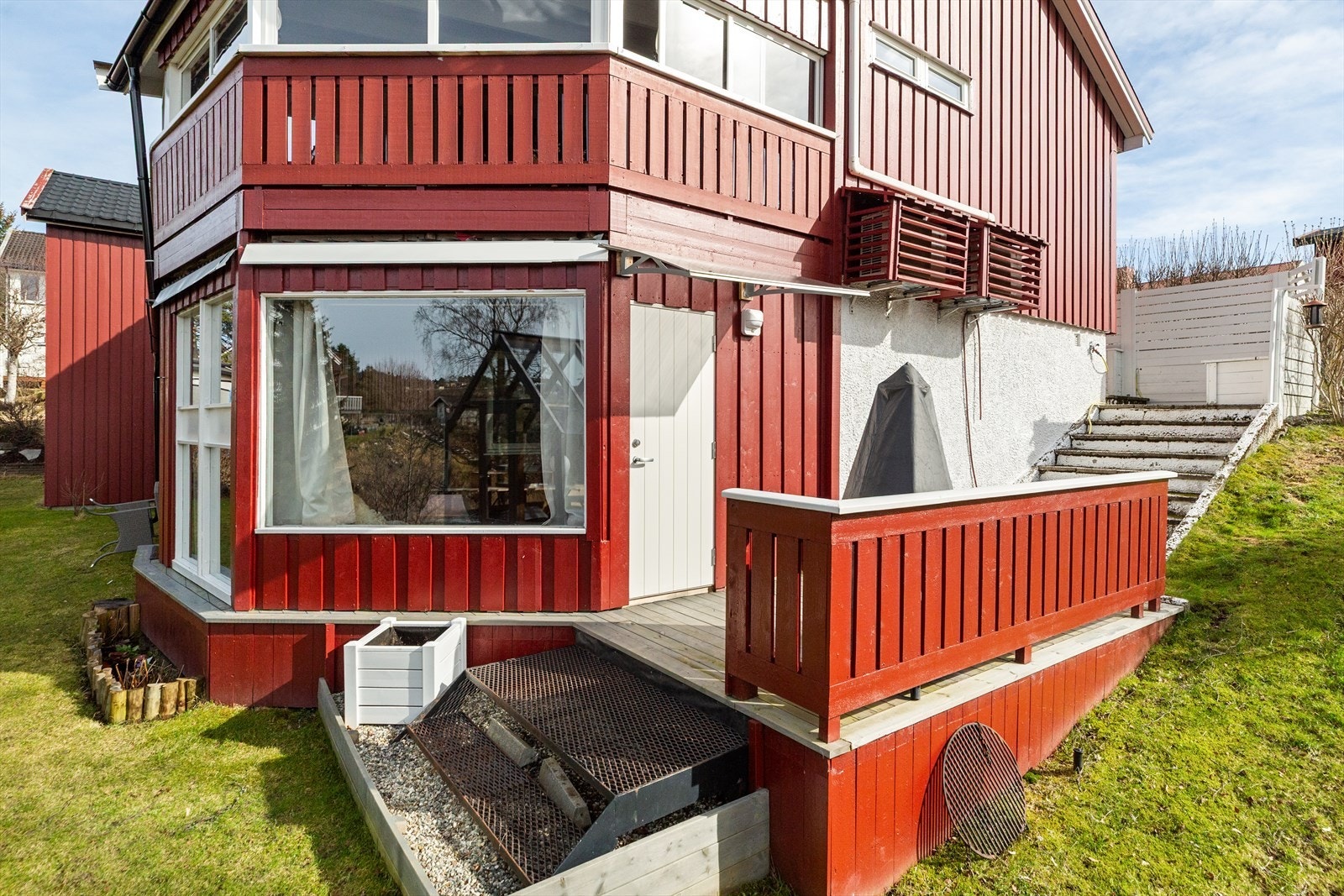 Her får du i tillegg en terrasse på ca. 10 m² med gode solforhold på sørvest siden av boligen. Galleribilde