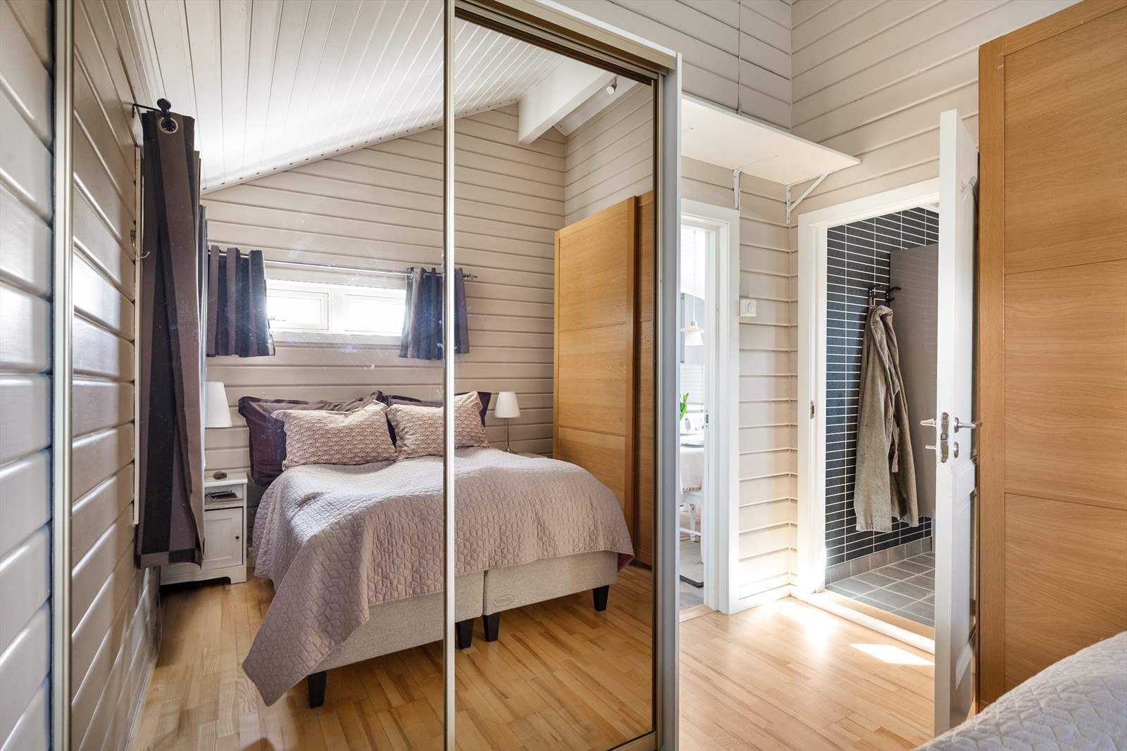 Her får du god plass til dobbeltseng, nattbord og garderobe. Galleribilde