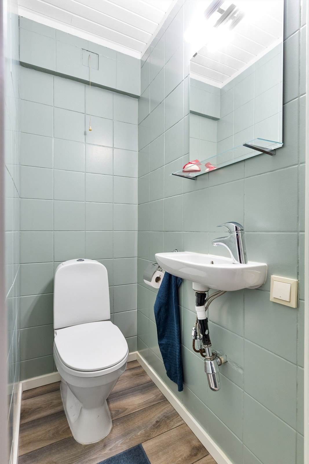 Bodene på 2,5 m² i sokkel har vært våtrom og kan enkelt tilbakeføres. Rommet er revet på grunn av dårlig standard og med plan om å bygges opp igjen. Galleribilde