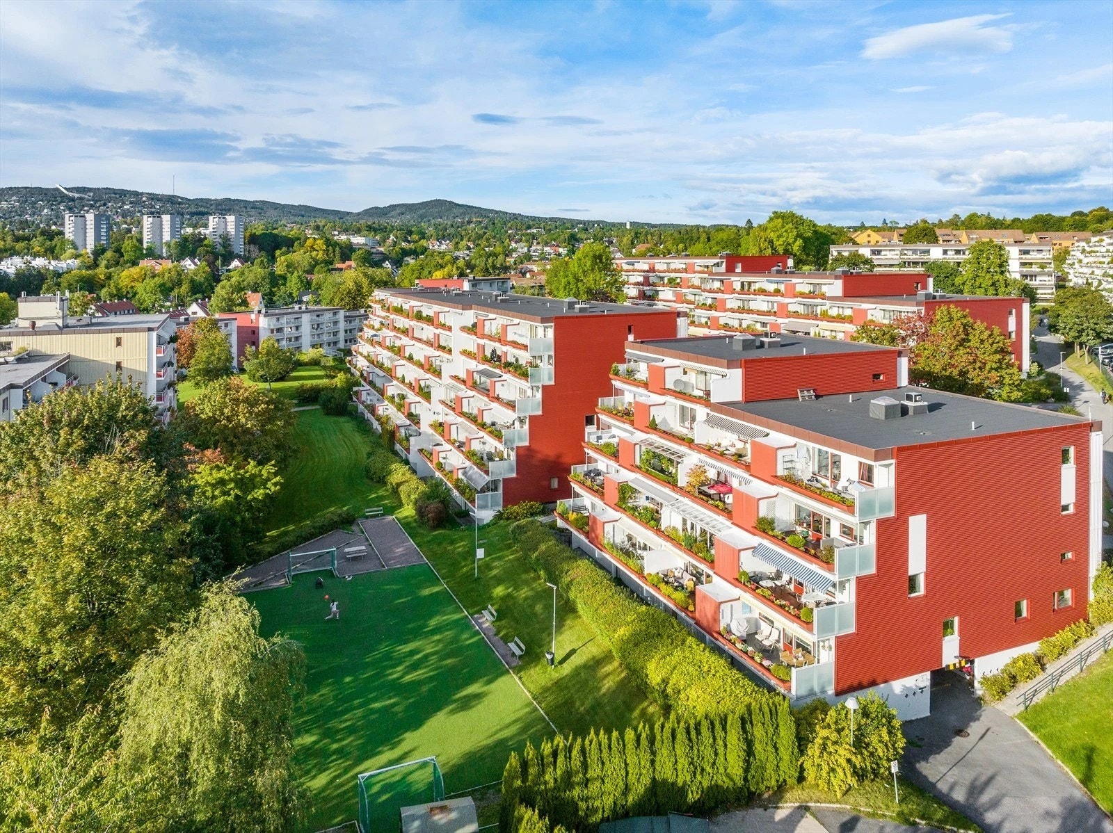 Borettslaget har en fotballbane som kan benyttes av store og små. Galleribilde