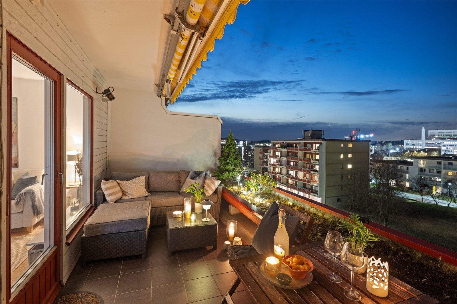 Vestvendt terrasse på ca. 12 m² med herlig utsikt. Galleribilde