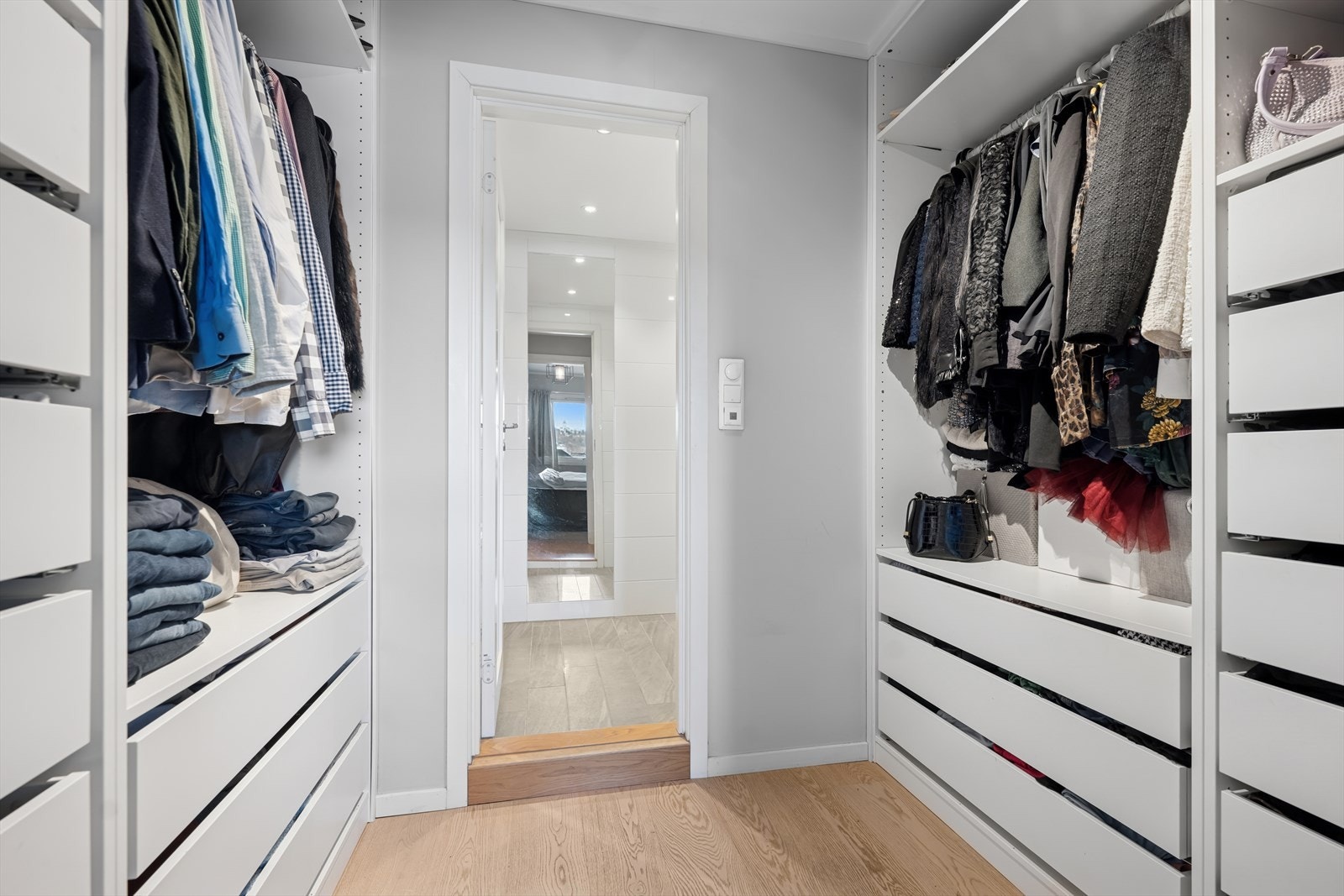 Hovedsoverommet oppnår hotellfølelse i hverdagen med egen walk-in garderobe samt adkomst til baderom. Galleribilde