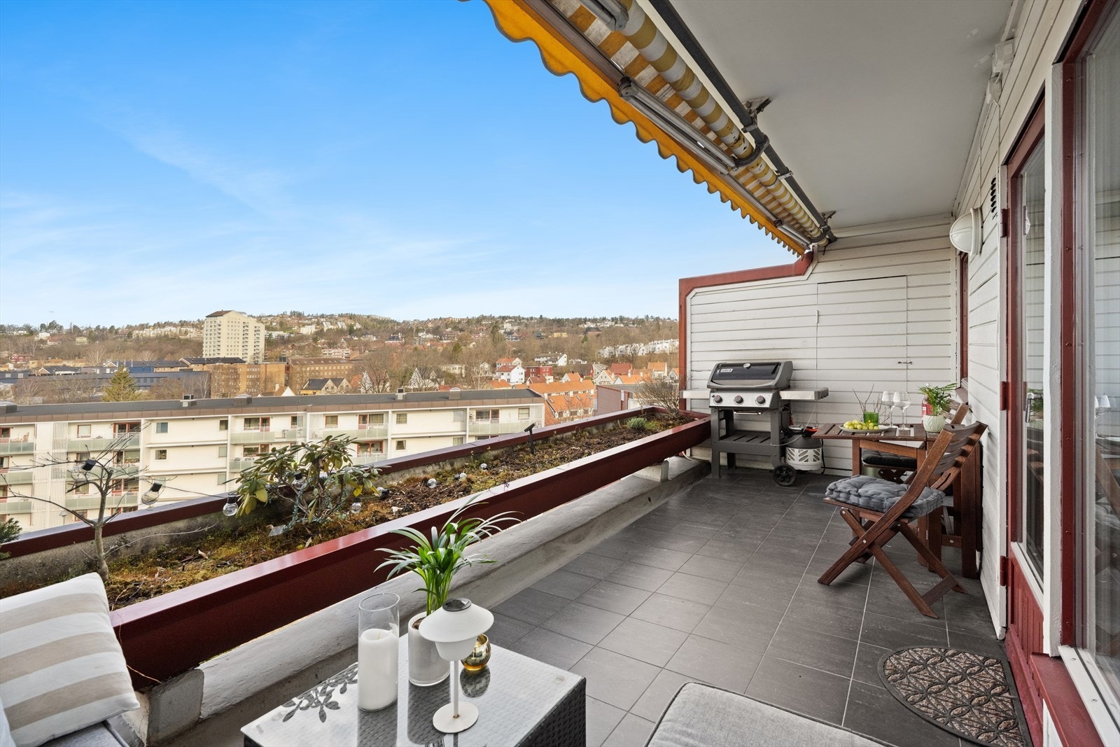 På terrassen er det en bod på ca. 2 kvm som egner seg godt til oppbevaring. Galleribilde