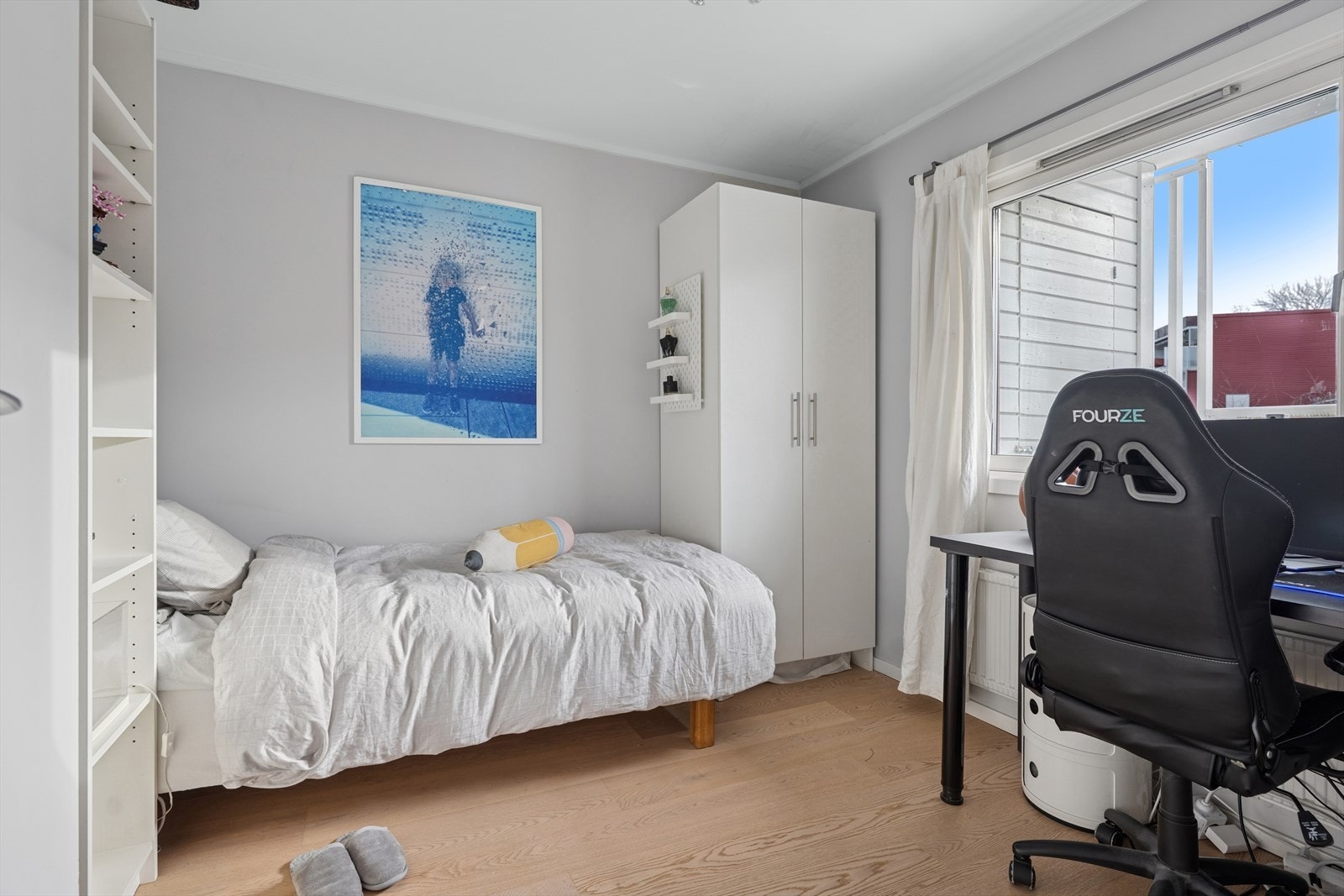 Det tredje soverommet egner seg ypperlig som barnerom med plass til seng, oppbevaring i garderobe samt plass til pult. Galleribilde